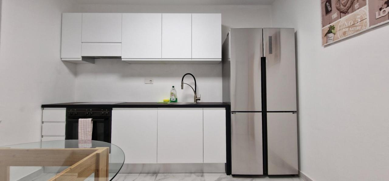 Lakeview Private Parking & Self Check-in Apartment